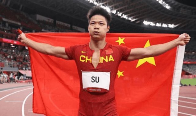 卢克-肖、马奎尔以及利桑德罗-马丁内斯的缺阵给了埃文斯机会，他在本赛季的出场次数已经追平了上赛季在莱斯特城的出场次数，并且他在这些比赛中的表现都非常出色。